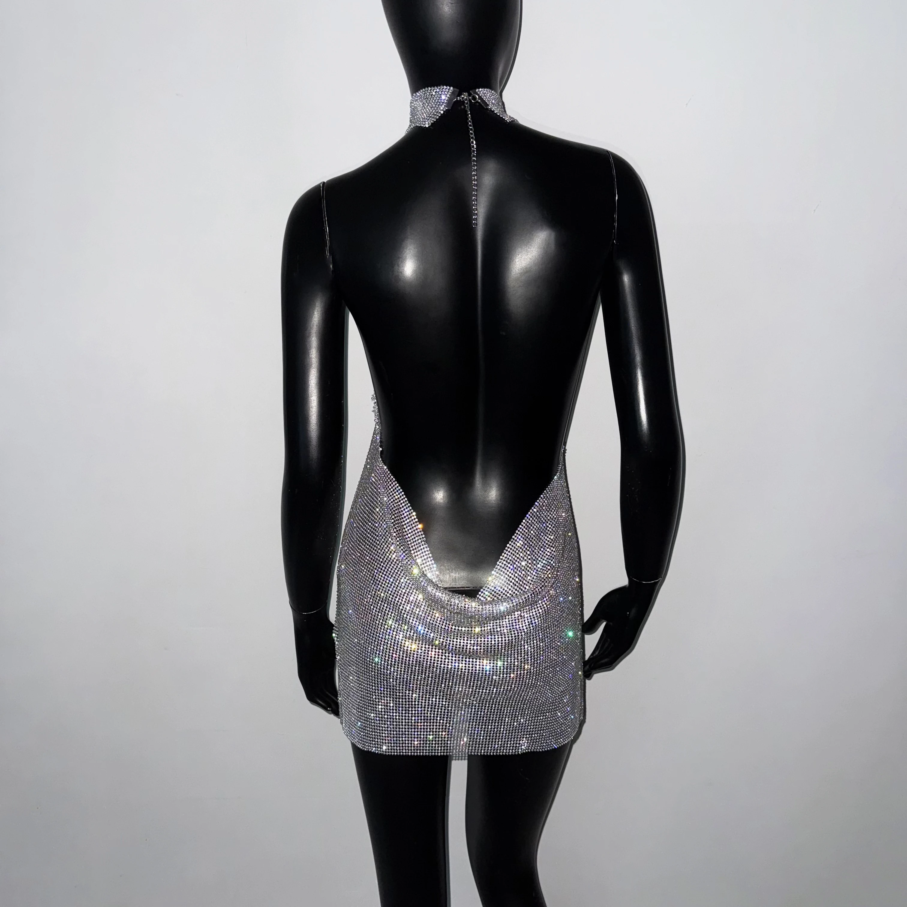 Glänzendes Strass-Metall-Pailletten-Minikleid für Damen, sexy rückenfreies Kleid mit Stehkragen und Neckholder, ärmelloses Kleid für Partys und Abendveranstaltungen. – Detail 16