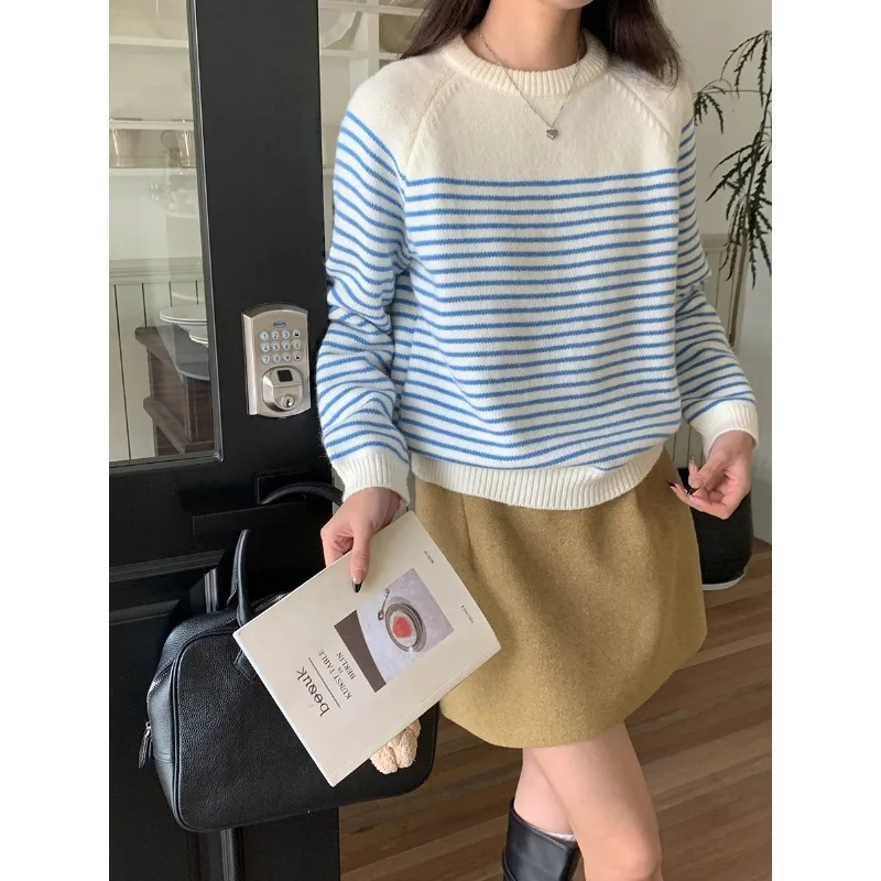 

Вязаный свитер с круглым вырезом в синюю полоску и цветными блоками