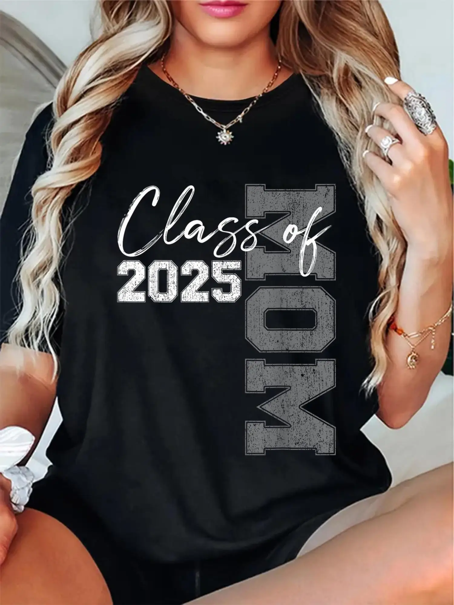 

Vibrant Print Proud Mom of a Class of 2025 Graduate Celebration Tee Comfy Round Neck Short Sleeve T-Shirt with Distressed Design