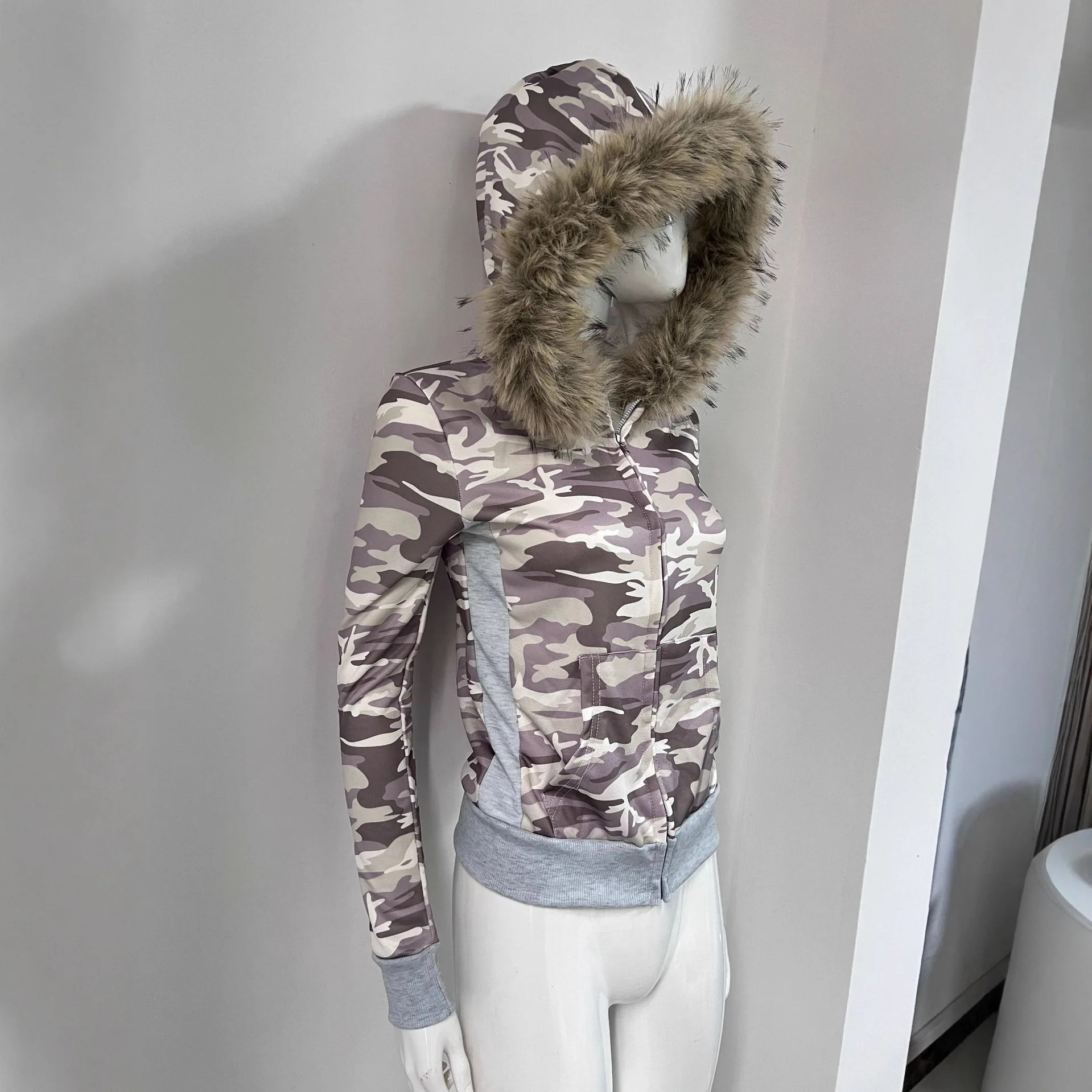 Sweter z kapturem i futrzanym kołnierzem w stylu Y2K, streetwear, vintage, dla młodych, z zamkiem błyskawicznym, personalizowany, moda uliczna, nowy zimowy styl.