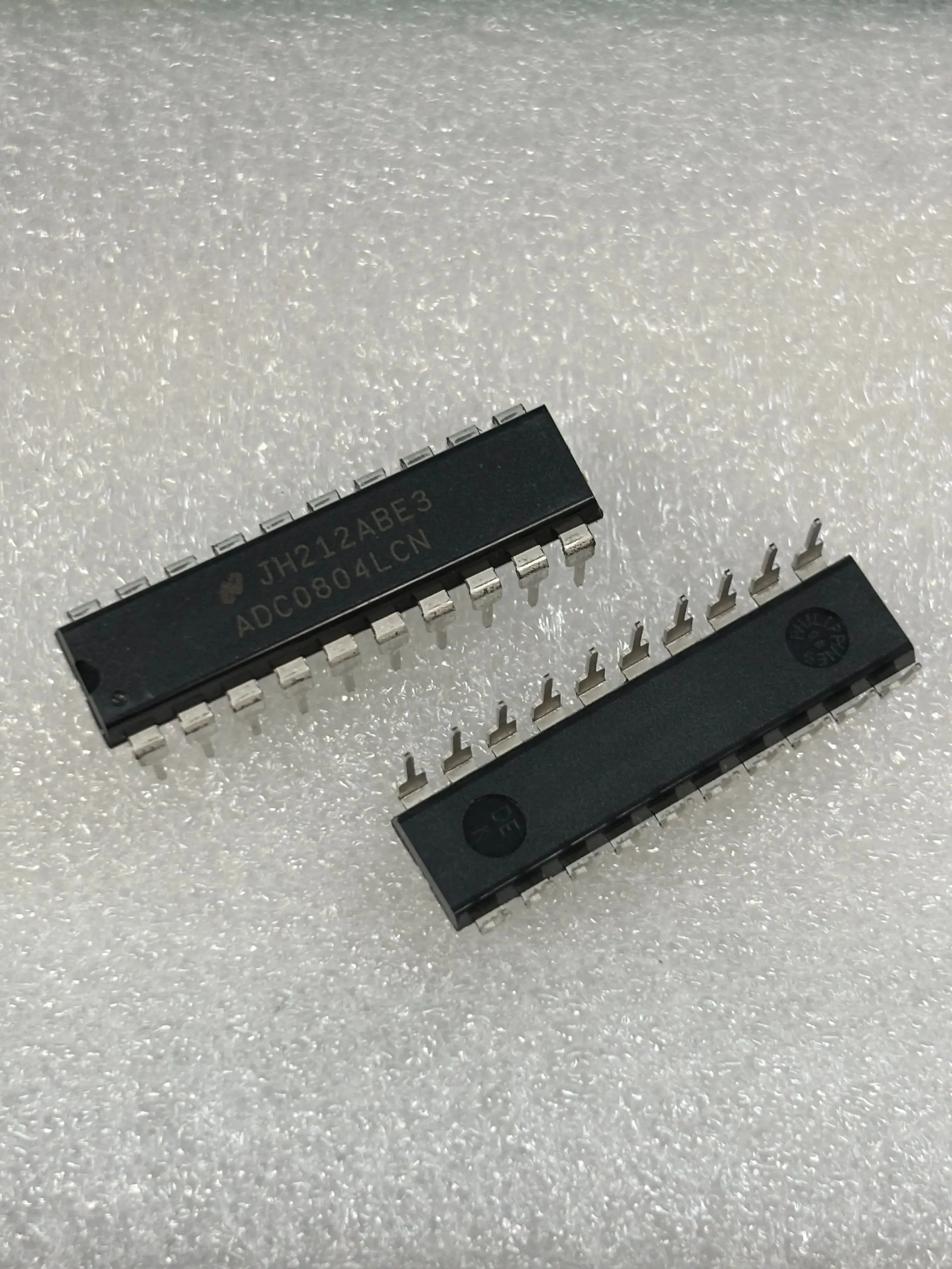 ADC0804LCN 8-bit CMOS sequential comparison A/D converter chip DIP20 imported