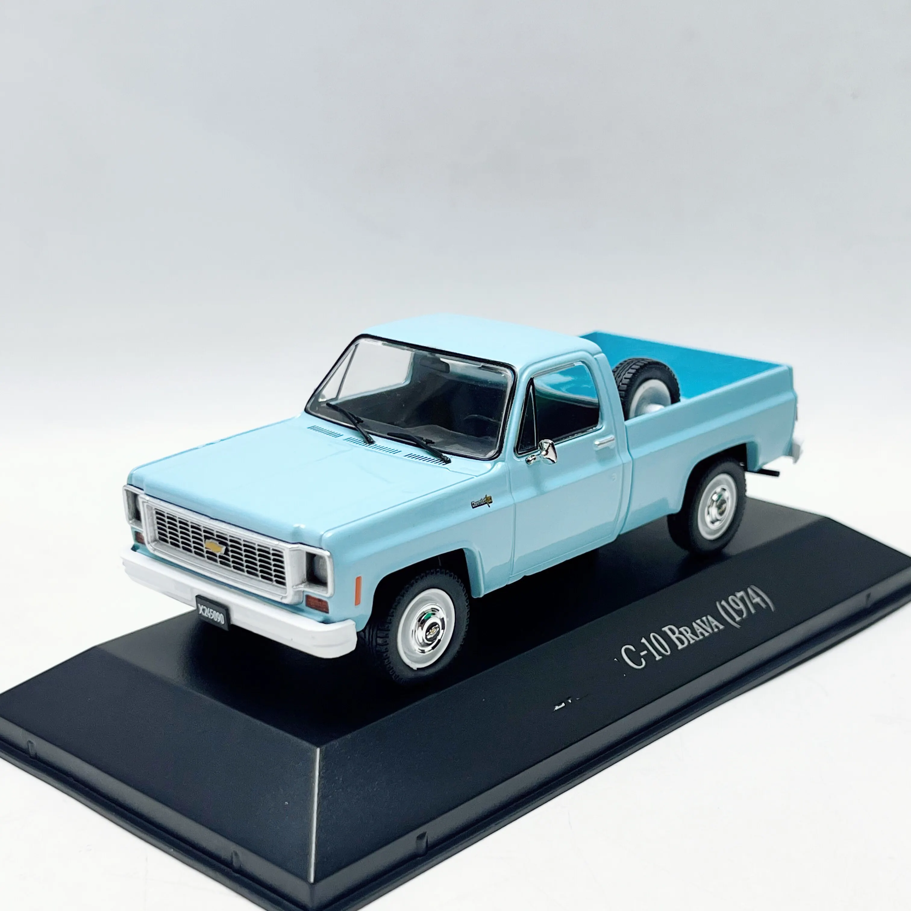 Modelo de Carro em Liga Metálica Diecast IXO Escala 1/43 CHEVROLET C10 BRAVA 1974