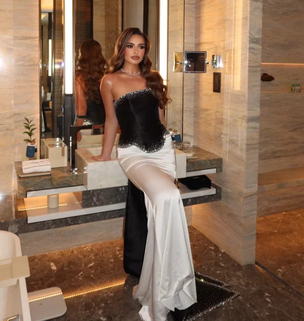 High Quailty Customized Sleeveless Strapless Color Contrast Beaded Floor Length Black White Court Train Beaded Dresses for Women