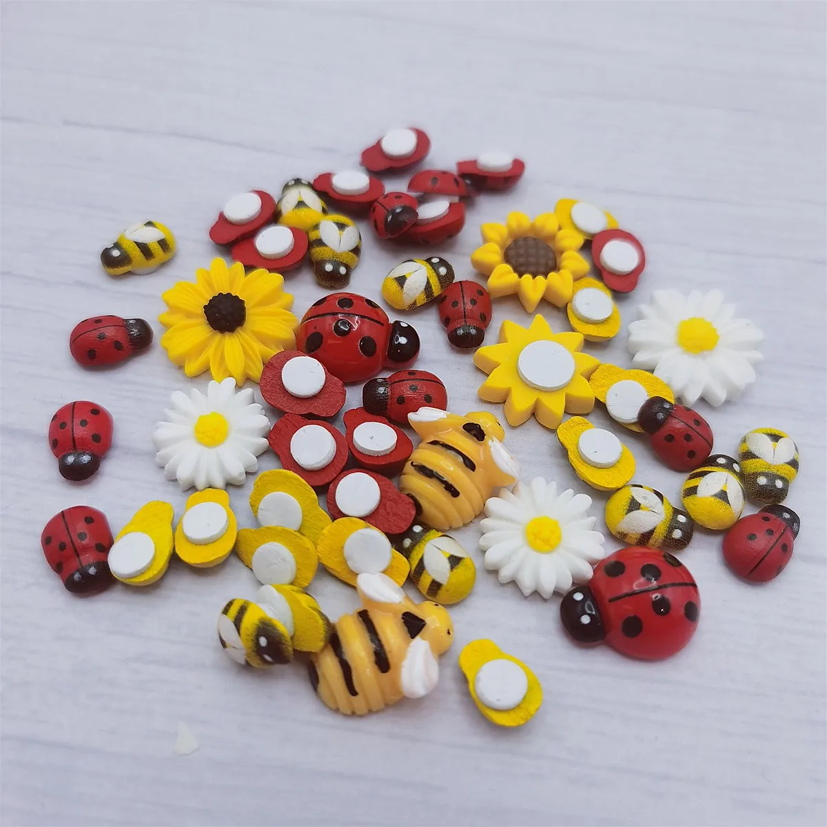 50pcs 13~22mm Self-Adhesive Resin Wood Mixed Bees Ladybugs Daisy Sunflower Flatback Stickers Embellishments For DIY Scrapbooking