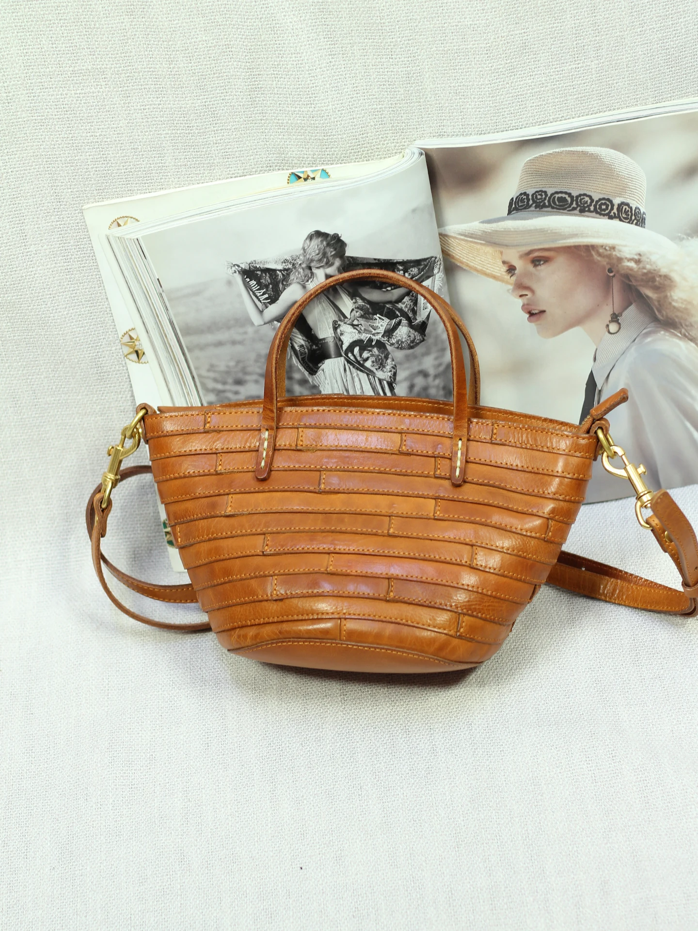 Retro  Shaped  Crossbody Bag Women's Leather Handbag Soft Handle Medium Hardness Cotton  Zipper Closure