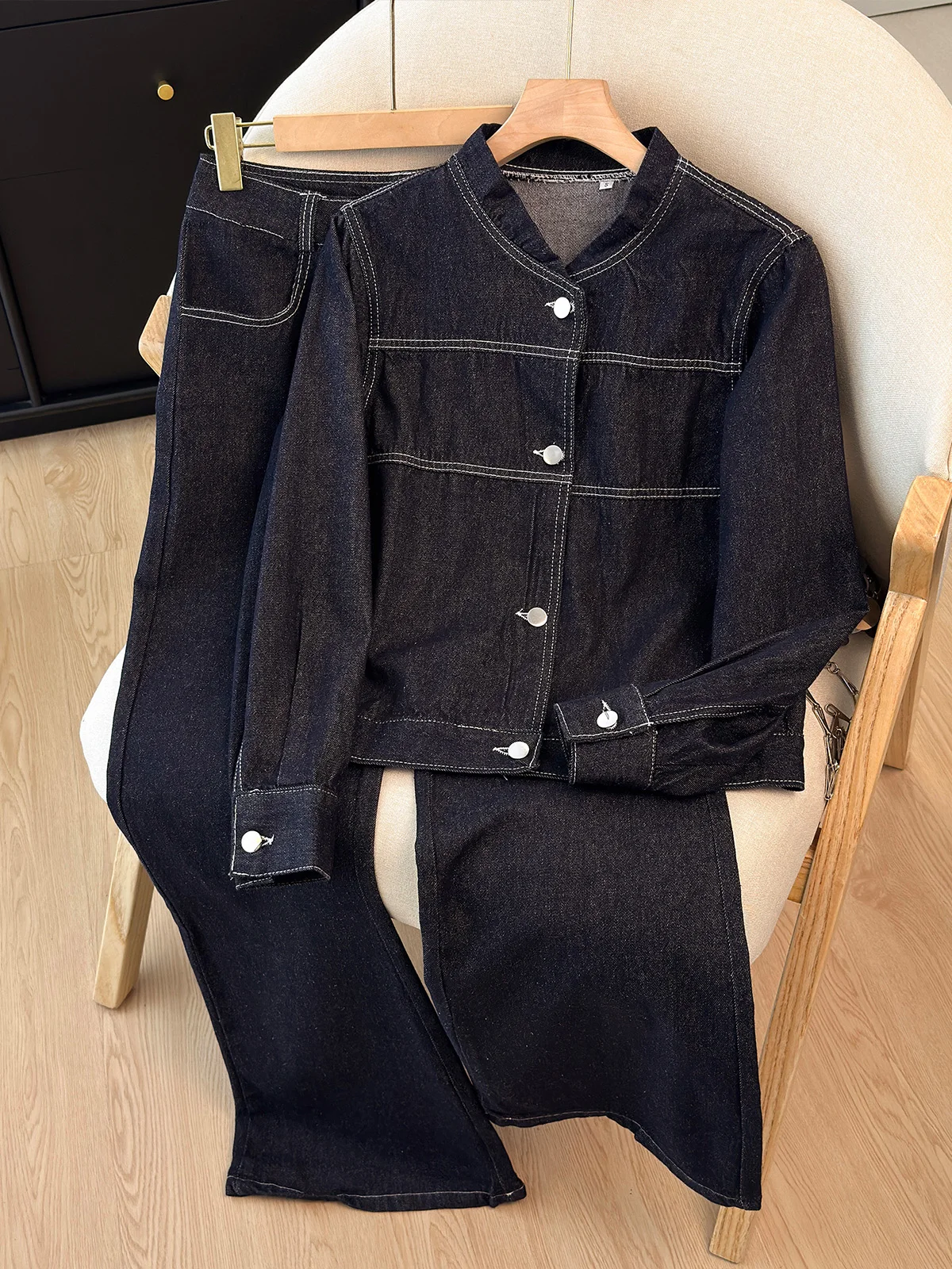 

Модный джинсовый комплект для женщин: новинка Весна 2025 – молодежный, стройнящий укороченный жакет и широкие брюки с высокой талией, комплект из двух предметов