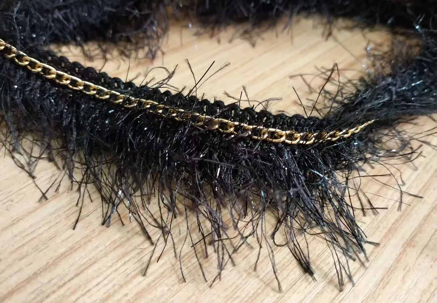 3 Meter langes schwarzes Kunstfeder-Quastenband für Kleidung, DIY-Zubehör – kleiner Duft-Stil, flauschige Kante mit goldener Metallkette – Detail 1