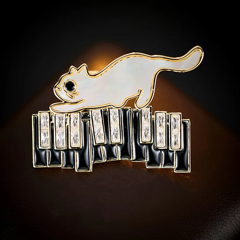 

2025 милые эмалированные броши с изображением пианино и кота, натуральная материнская ракушка, персонализированная булавка, высокочувствительный корсаж с животными, аксессуары для женщин