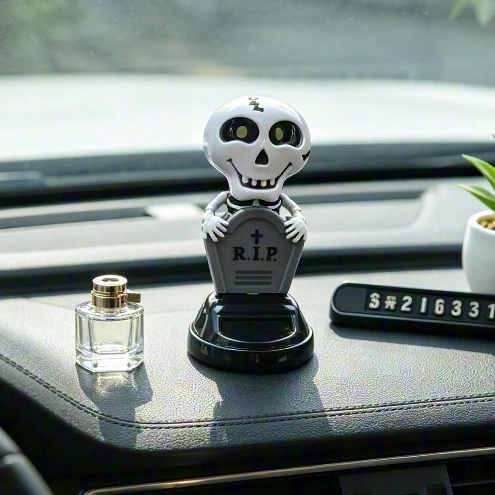 Halloween Skeleton Tombstone Ornament Skull Ghost Car Dashboard Decor Solar Powered Shaking Head Statue Car Interior Decoration