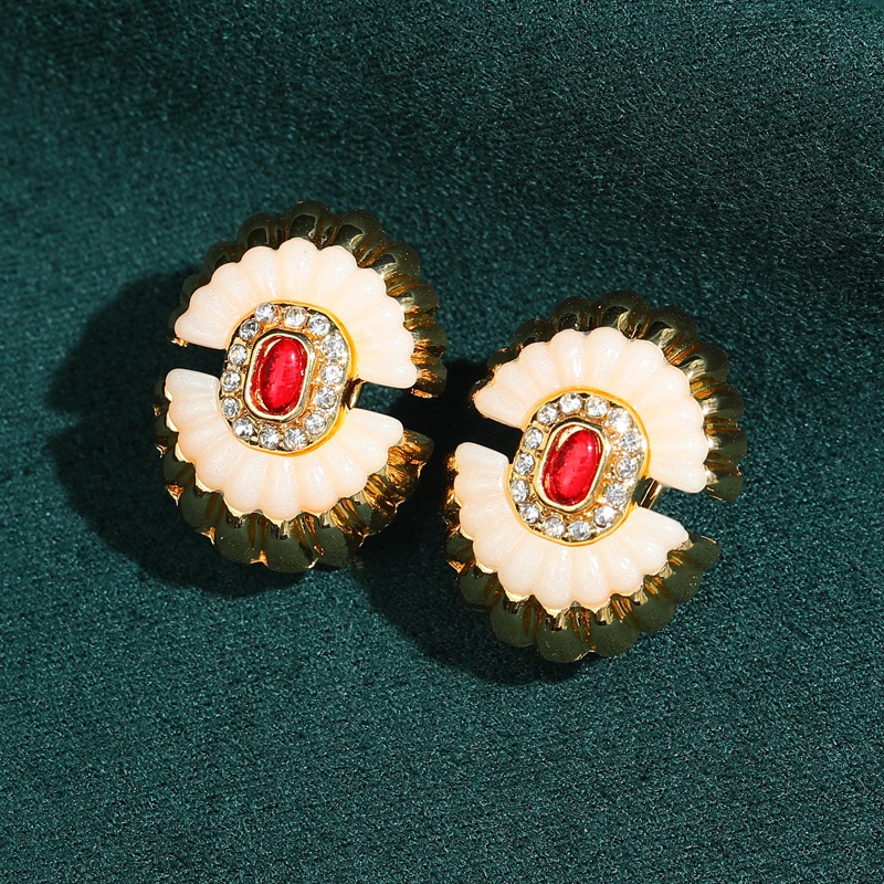 

Brand Vintage Glass Daisy Stud Earrings For Woman 2026 Gold Color New Arrival Party Accessories Mother's Day Charm Luxury Gifts