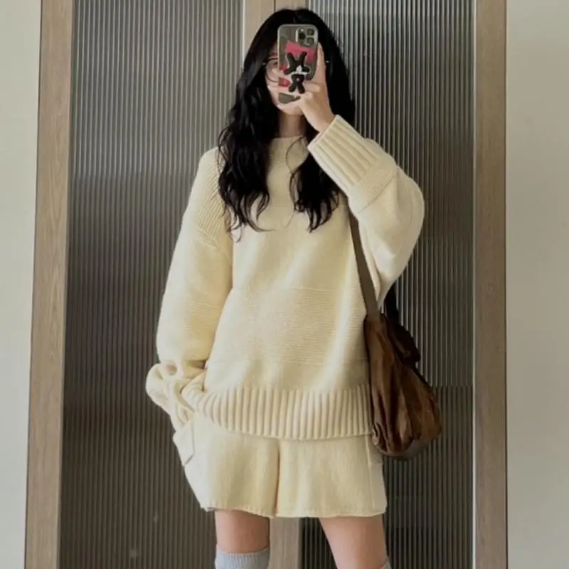 

Элегантные повседневные вязаные наряды для женщин, осень-зима 2025, свободный свитер и шорты, модные женские комплекты из двух предметов