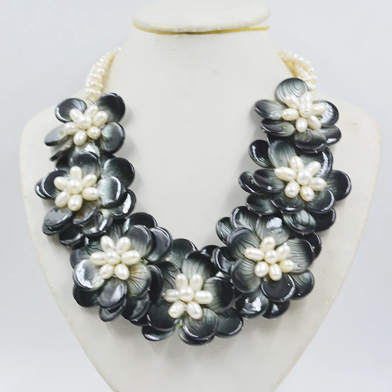 

new !! Charm Vintage lady ! Shell/pearl flower necklace 20"