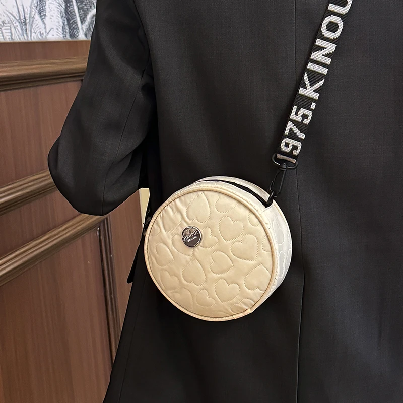 

Прямоугольная сумка через плечо нейтрального стиля для мужчин и женщин. Плечевой ремень с буквенно-цифровыми узорами. Подходит для путешествий.