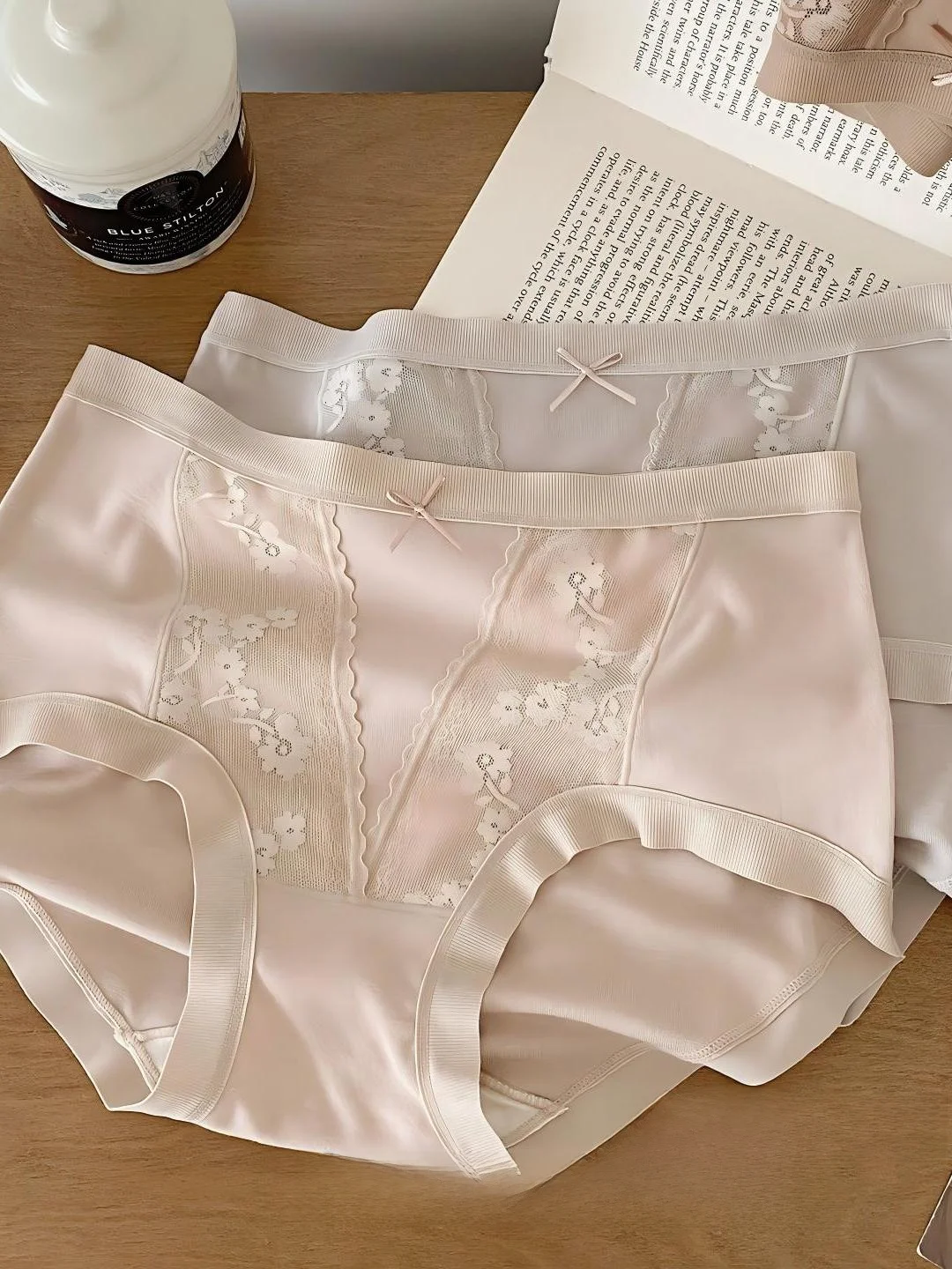 slip-sexy-a-vita-media-in-pizzo-di-victoria-traspiranti-in-seta-avvolgenti-sui-glutei-comodi-e-delicati-sulla-pelle