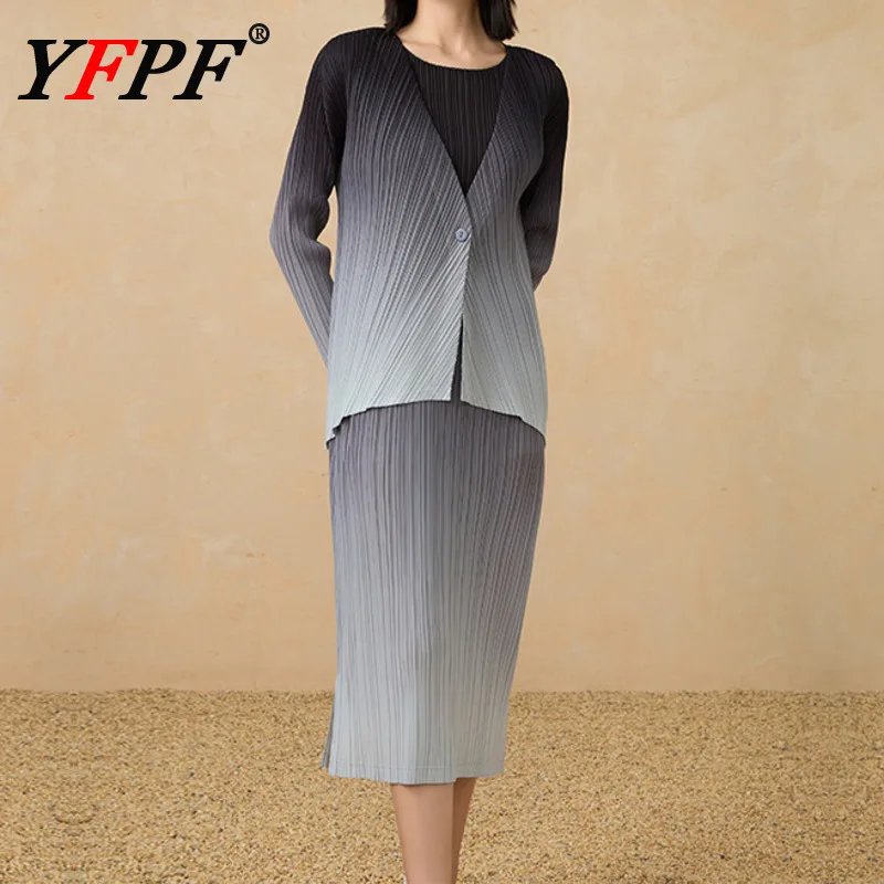 

YFPF Miyake плиссированный градиентный женский комплект из 2 предметов, пальто с длинными рукавами на пуговицах + длинные платья без рукавов, элегантная новая одежда 2025 г.