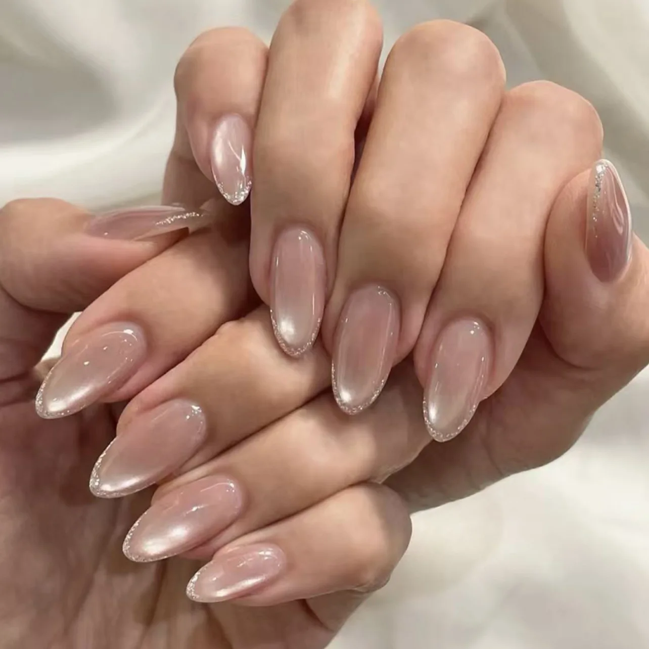 24 stks Franse Glitter Nep Nagels Naakt Cat Eye Flash Druk op Nagel Korte Amandel Volledige Dekking Nagel Tips voor Vrouwen & Meisje Valse Nagel