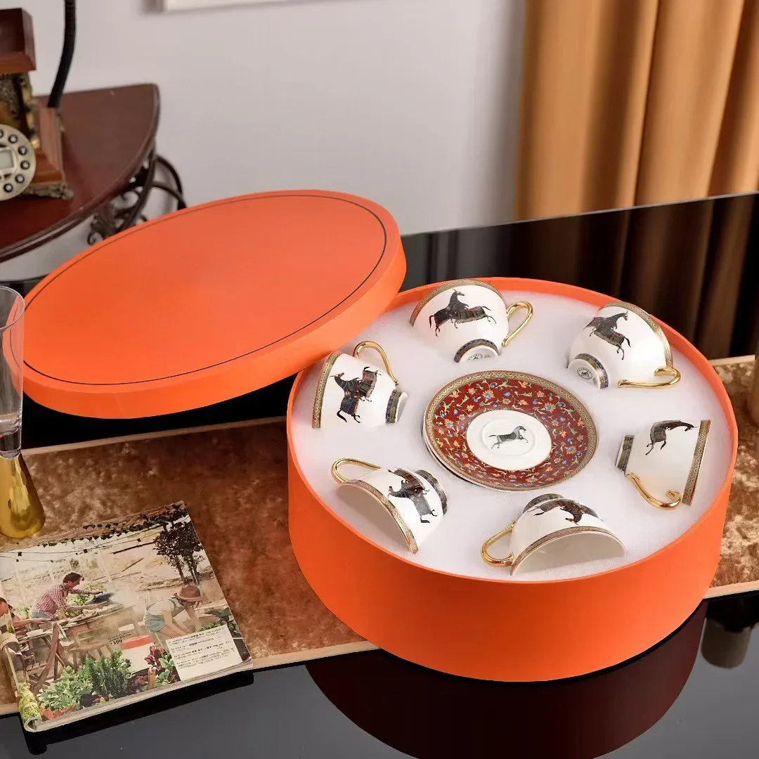 Confezione regalo a forma di tazza da caffè in porcellana di alta qualità con confezione floreale sotto il cavallo