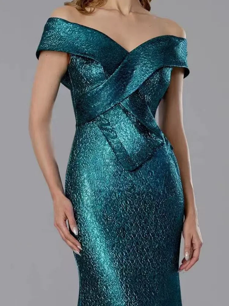 ชุดราตรีผ้าซาตินทรงเอไลน์แบบเปิดไหล่ แขนสั้น คอวี ยาวกรอมพื้น สไตล์ดารา  สามารถปรับแต่งได้