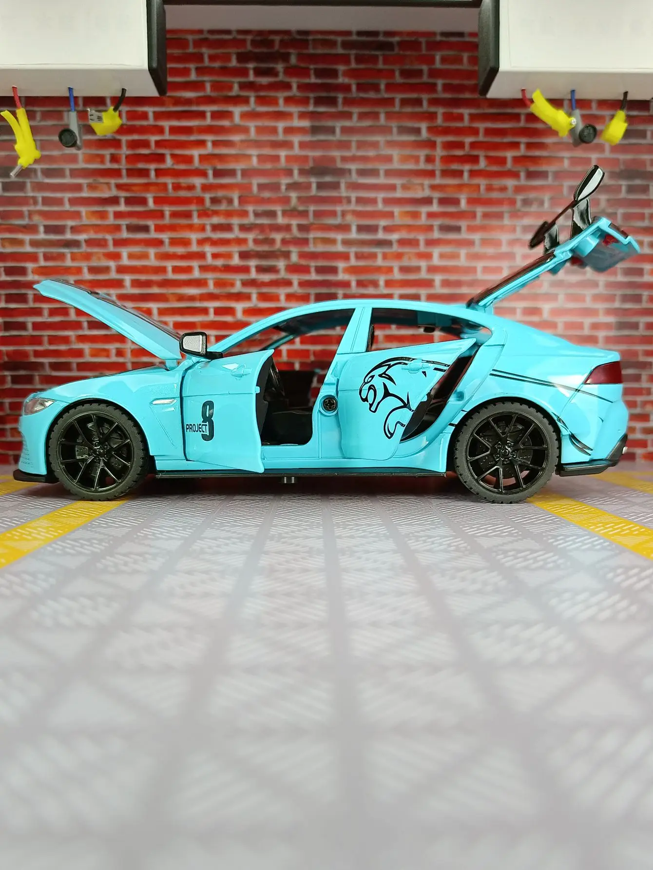 1:24 جاكوار XE SV PROJECT8 أبواب طراز السيارة المصنوعة من السبائك وغطاء المحرك، يمكن فتح صندوق السيارة به وظائف الصوت والإضاءة المحاكاة