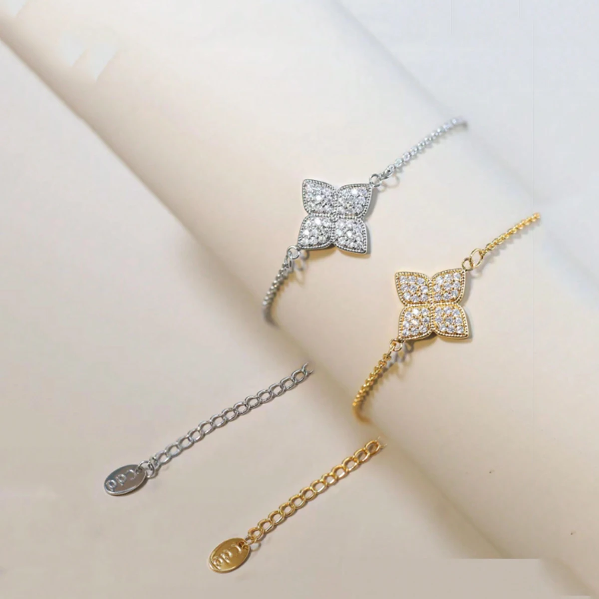 

Fashionable Light Luxury Zircon Lucky Four-Leaf Clover Bracelet for Women Office Party Friend Gift Jewelry Accessories