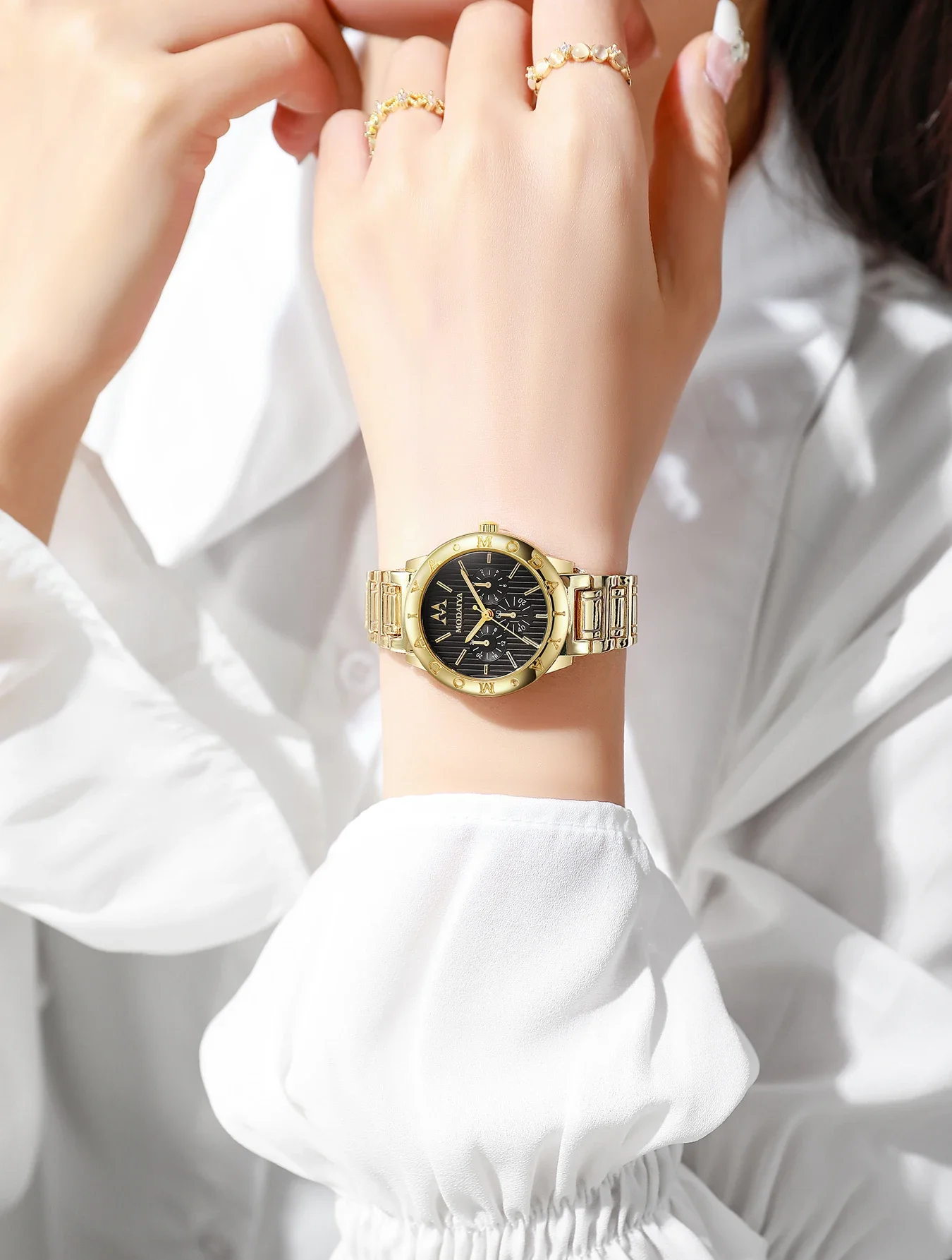 1 piece of simple, casual and fashionable alloy steel strip scale women's quartz decorative watch