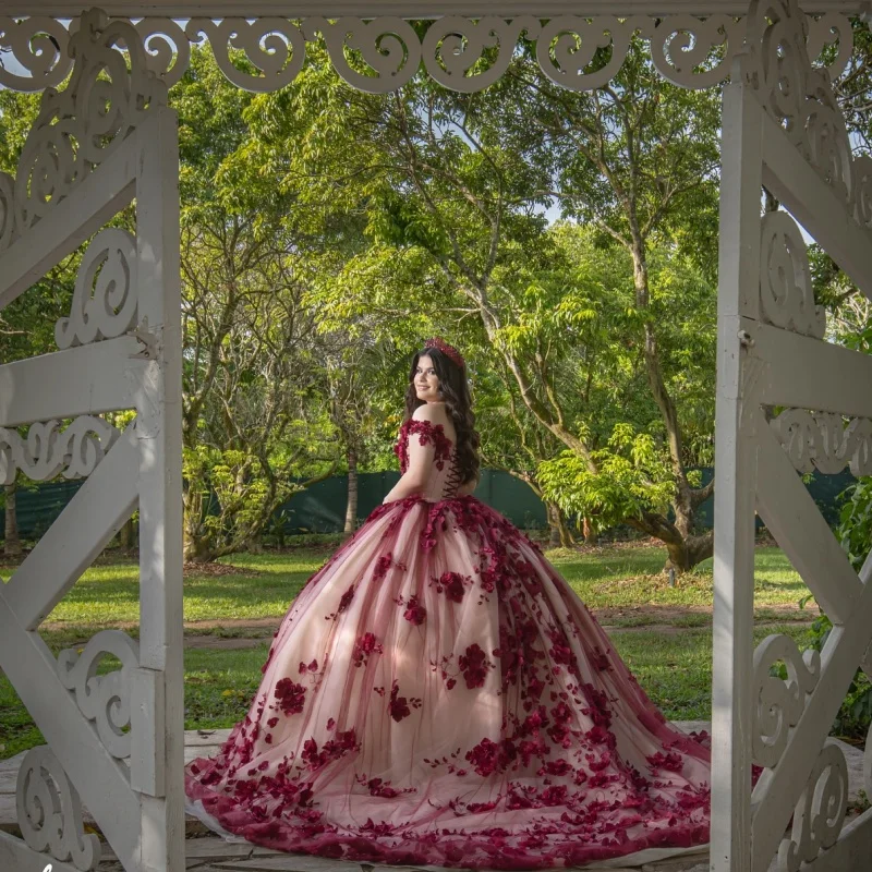 Gaun Quinceañera merah anggur khusus, model off-shoulder dengan hiasan glitter dan bunga 3D, ekor panjang, Vestido 15 Quinceañera