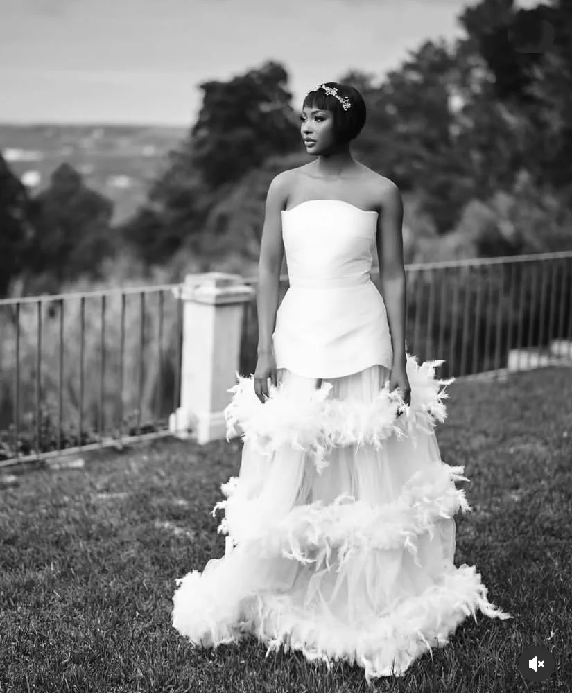 Lindo vestido de baile pena branca uma linha sem alças tule vestidos de festa de baile avestruz sem costas vestido de baile babados em camadas