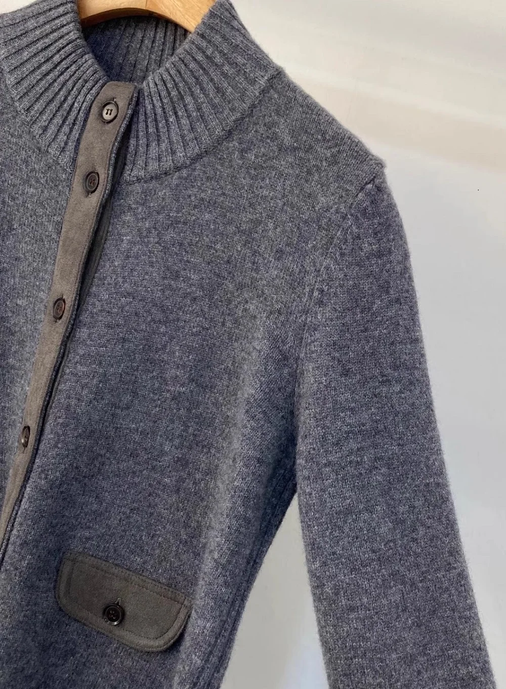 100% الصوف محبوك بالأزرار 2025 الخريف الشتاء أسود رمادي الصوف محبوك جلد الغزال كتلة اللون طويلة الأكمام بالأزرار غير رسمية