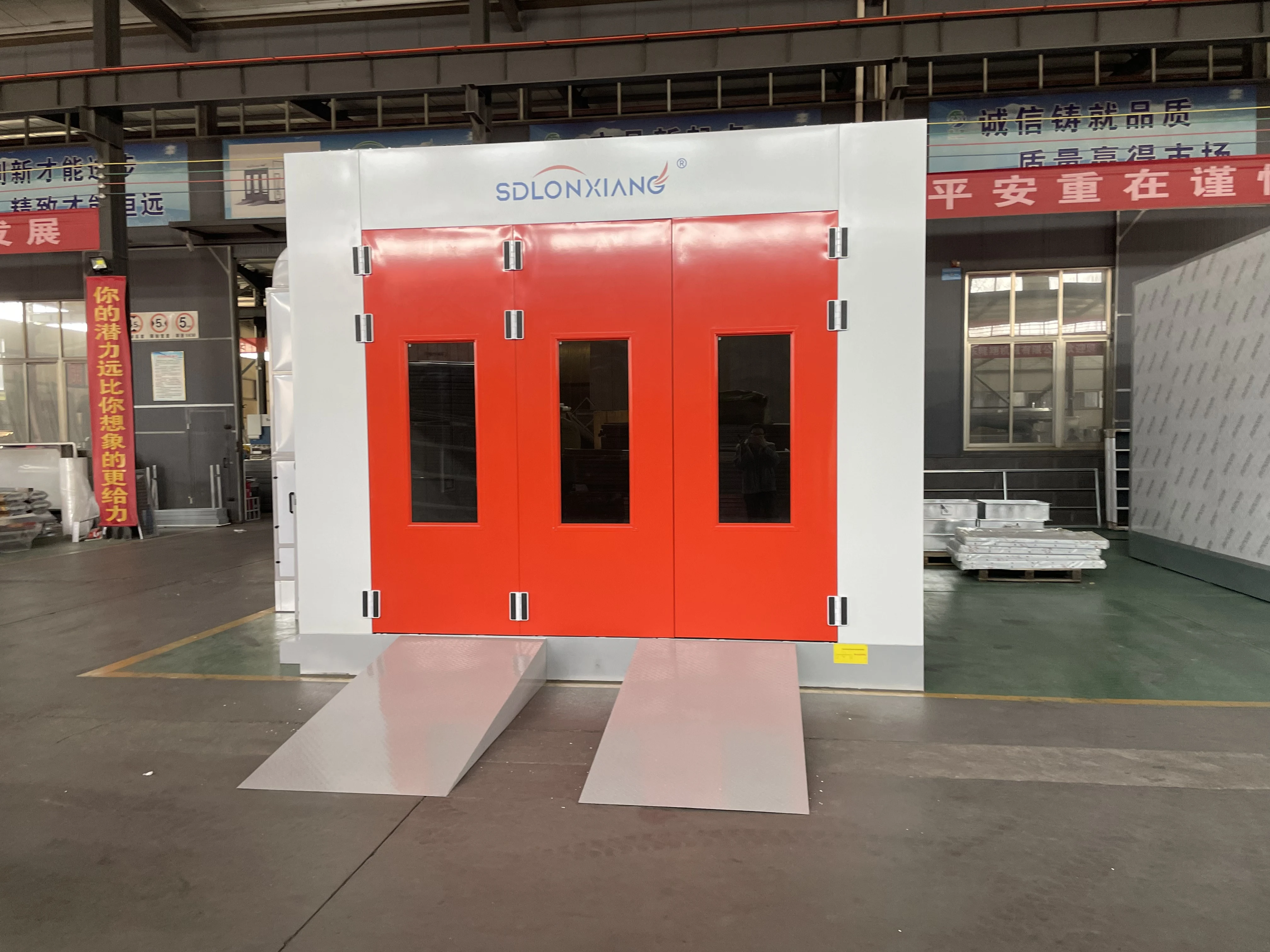 Auto Electric Heating System Car Water-Based Spray Paint Booth With LED Lighting Environmental 3 Filter Process Centrifugal Fans