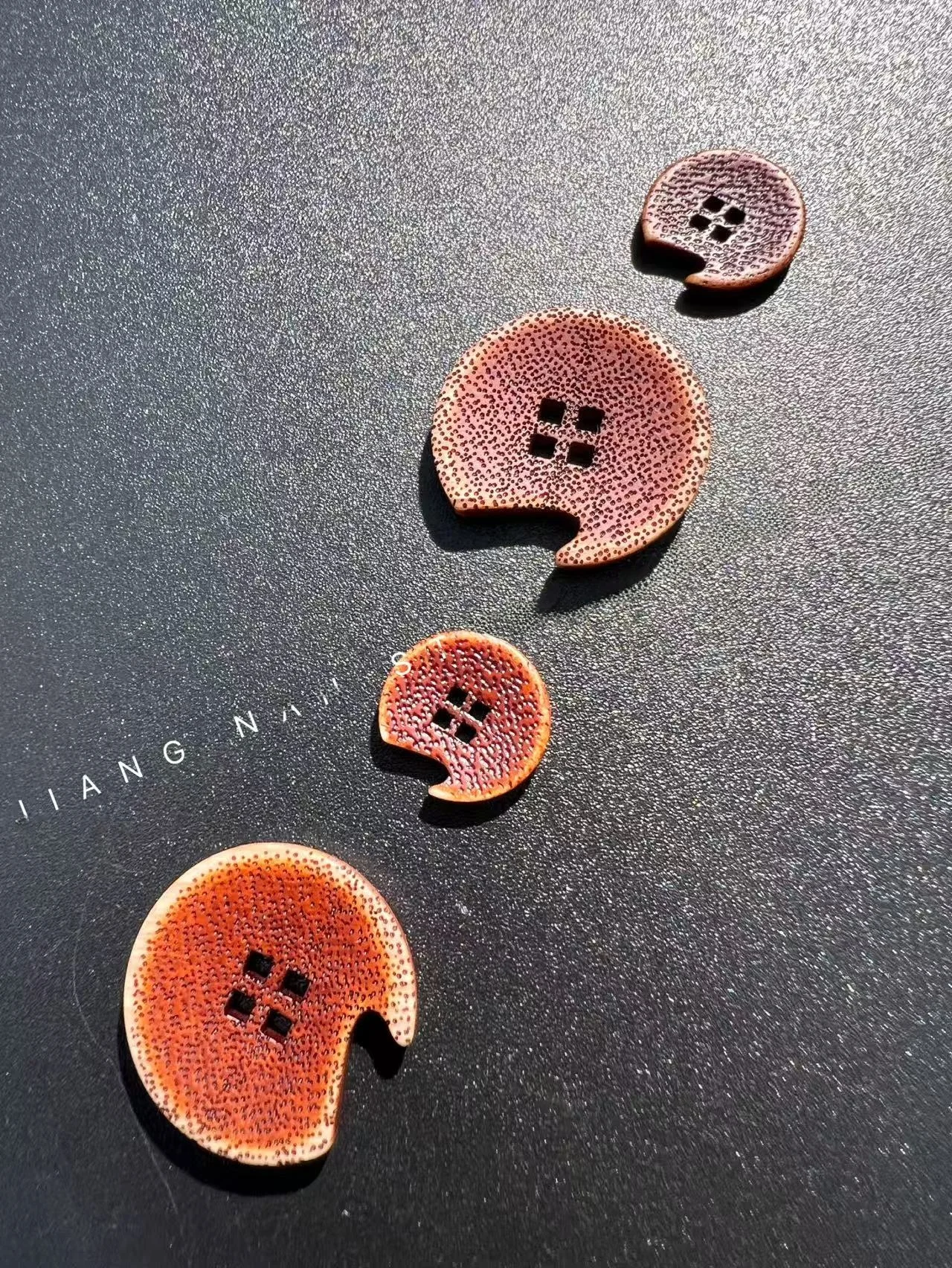 

Jiangnan Premium Series Four-Eyed Resin Buttons Set of Six 525mm Home Fabric Sewing DIY Accories