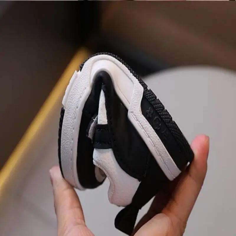 Sepatu putih kecil anak-anak musim gugur 2024 sepatu wanita pria baru sepatu papan kasual bersol lunak sepatu olahraga bayi Wanita