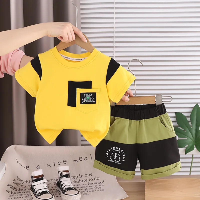 

Детский летний костюм для мальчиков из двух предметов: топ с коротким рукавом и двойными карманами и шорты, новинка 2026 года, повседневный комплект для малышей