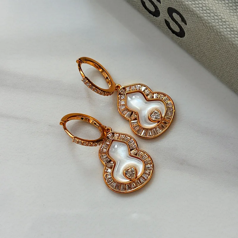 

Elegant Gourd Zircon Earrings for Women Fashionable Classic Small Fragrance Style Fritillary Shell Fashion Jewelry Ear Cuffs