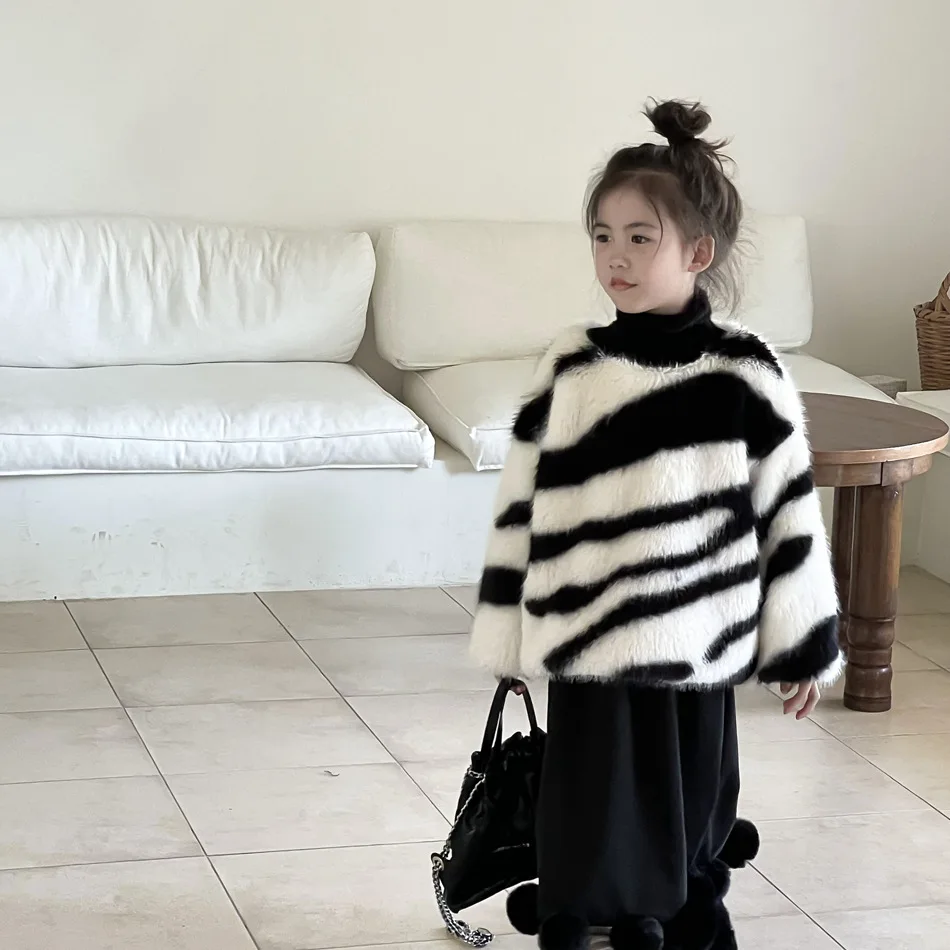 New Winter 2023 Childrens Clothing Girls Black White Striped Childrens Design Sense Fur Jacket with Fleece Jacket