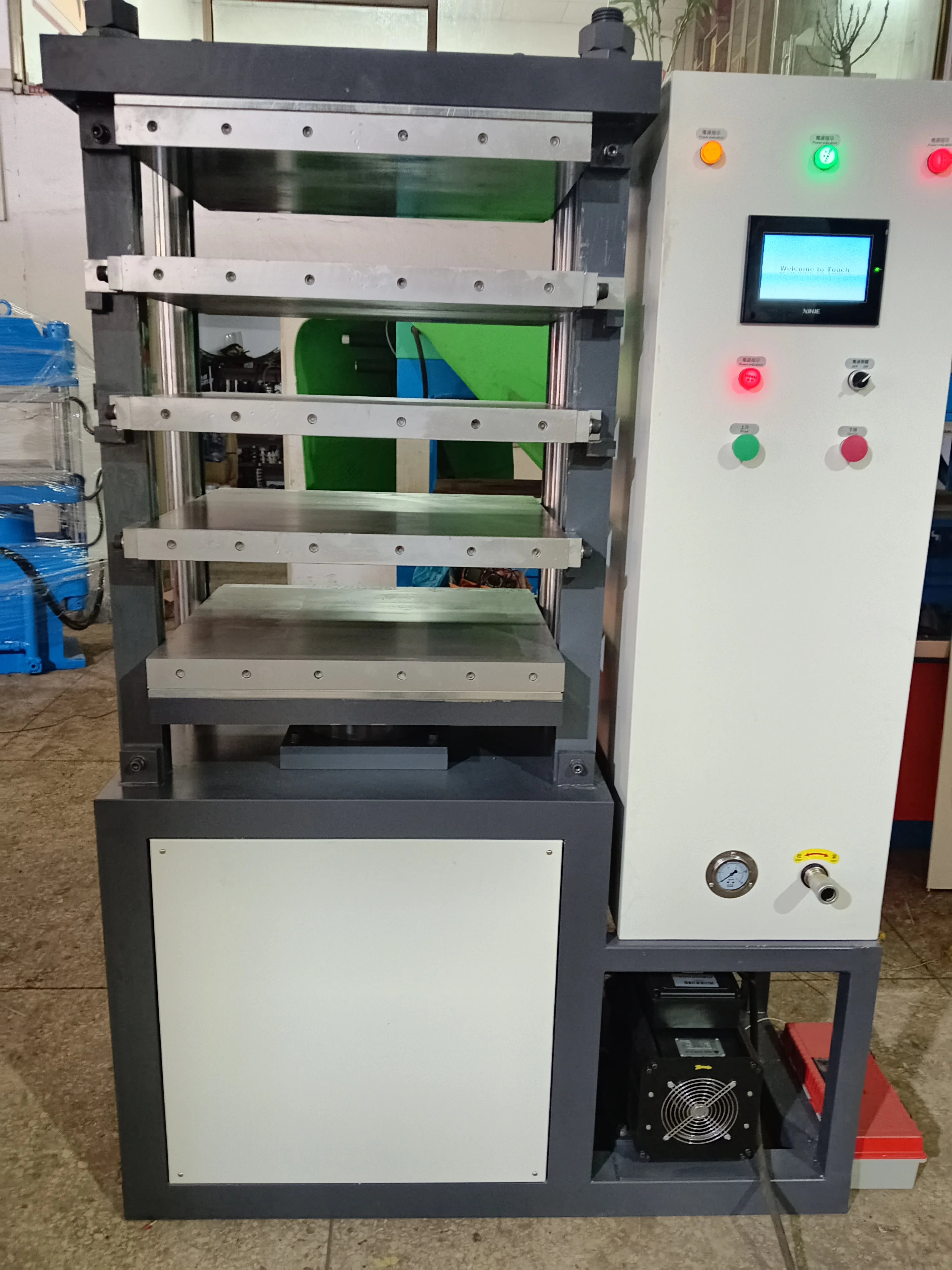 Pressa a caldo per pannelli in fibra di carbonio