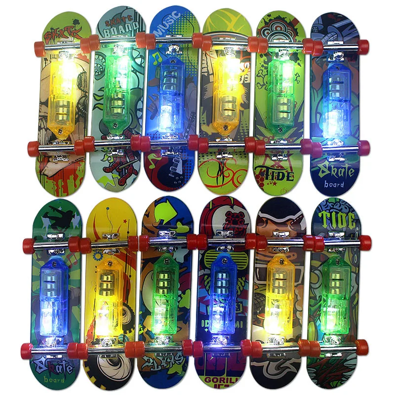 5 pezzi per bambini giocattolo luminescente simulazione skateboard da dito gioco da tavolo giocattolo con luci mini skateboard con punta delle dita