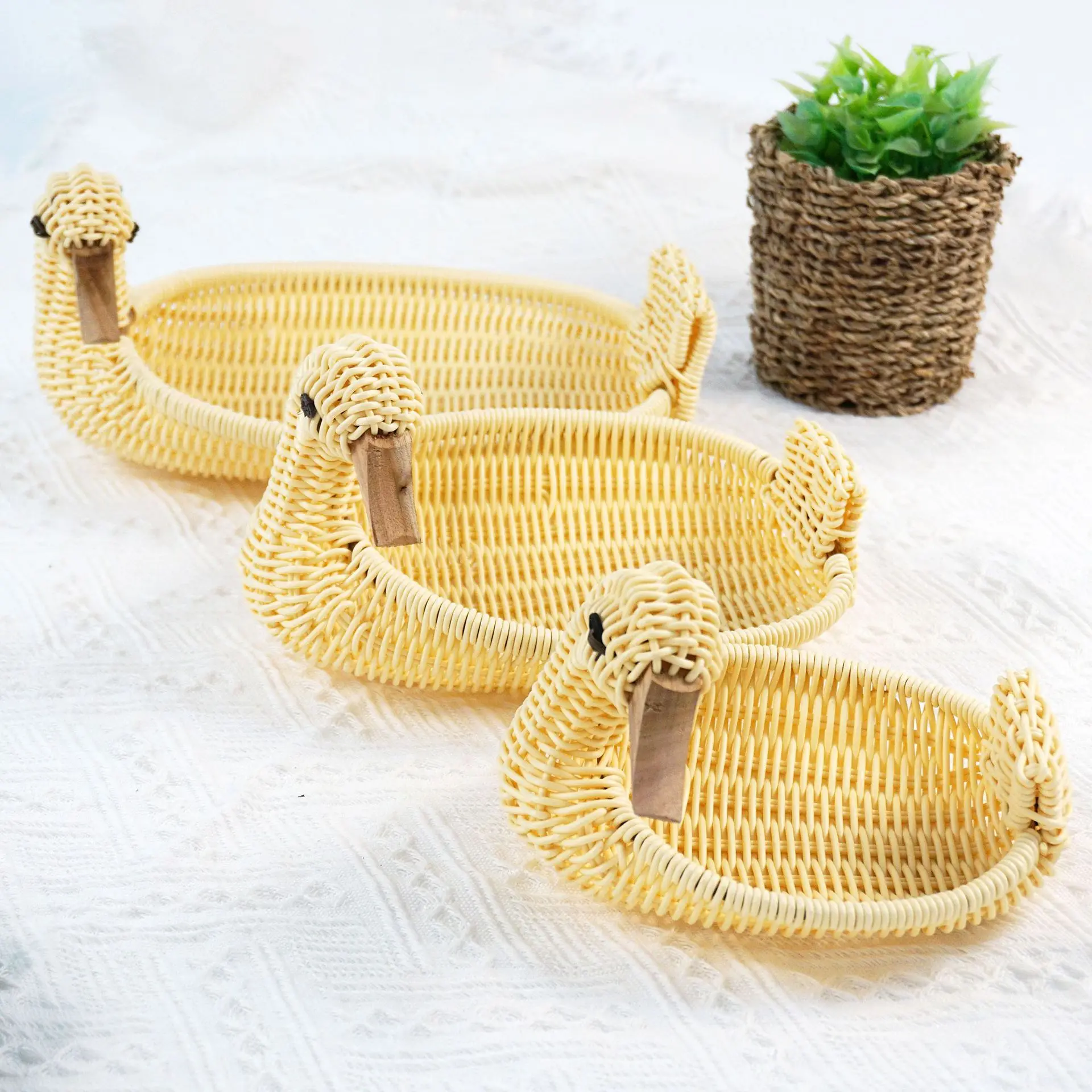 Customized Cute Set Three Duck Boy Imitation Vine Weaving Basket Plastic Weaving Imitation Vine Basket Desktop Storage Basket De