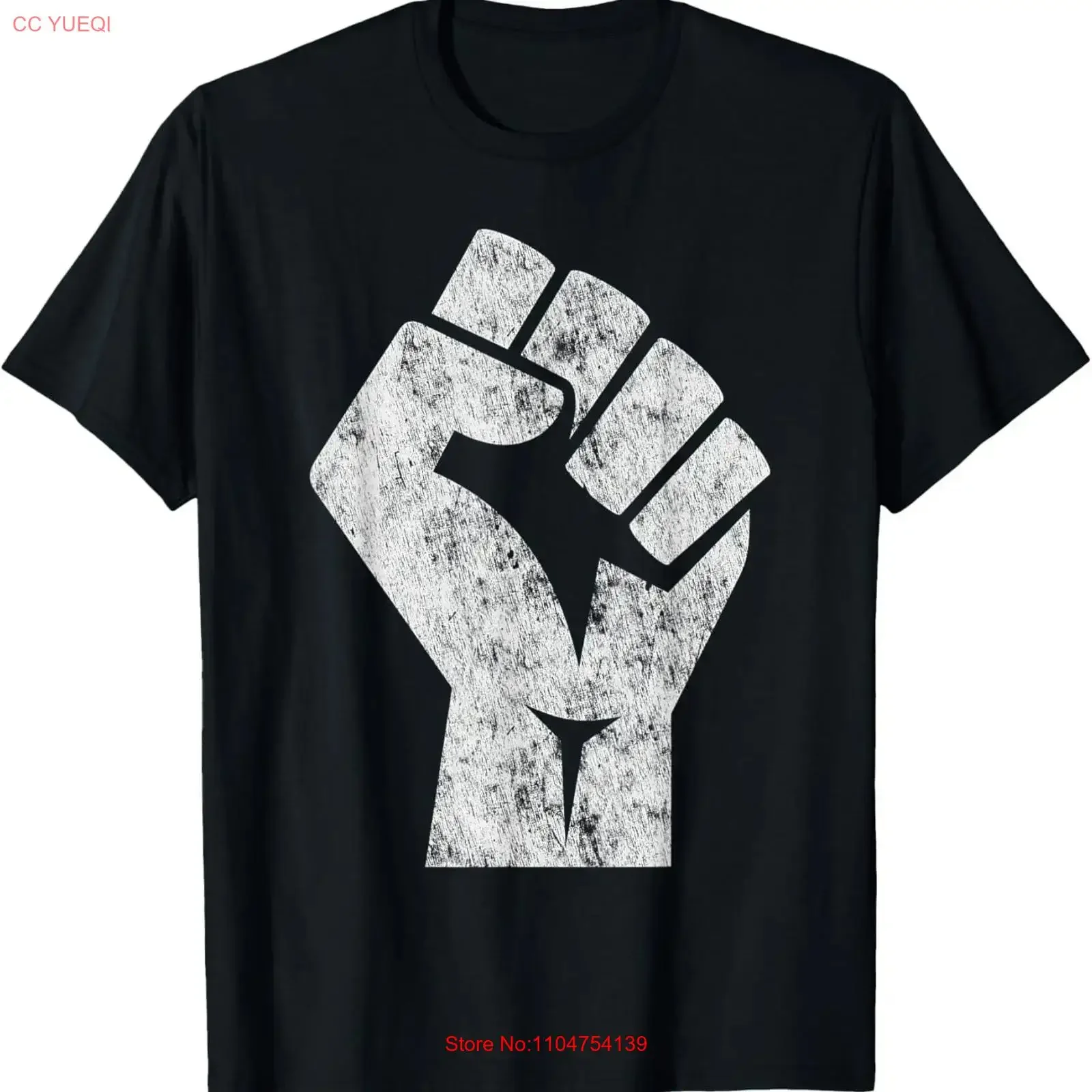 T-shirt vintage unisexe avec motif poing levé blanc, symbole d'unité, de solidarité et de résistance, style streetwear délavé, graphisme stylé, doux