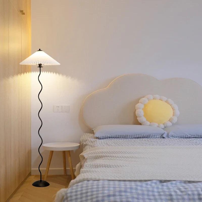 Nordic Minimalistisch Geplooide Stof Led Vloerlamp Woonkamer Woonbank Hoek Staande Tafel Licht Slaapkamer Bedlampje