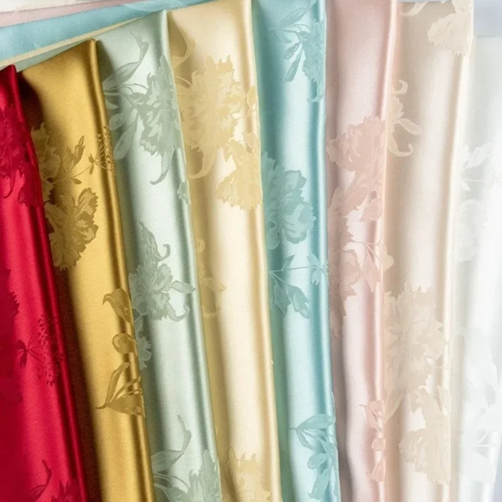 

Ацетатная атласная жаккардовая ткань Глянцевая шелковистая гладкая ткань для шитья одежды Оптовая продажа ткани для материала «сделай сам» по метрам