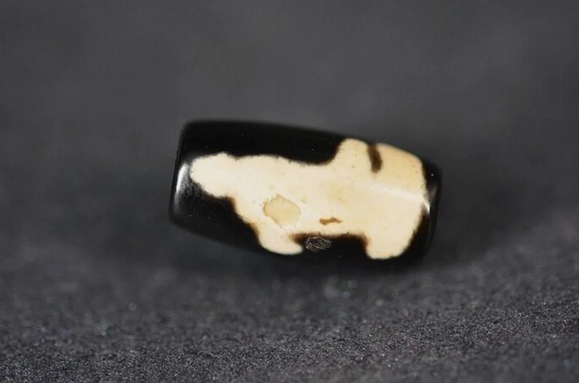 

Treasure Tibetan Old Agate DZi *Guanyin* Bead Pendant 20mm A11