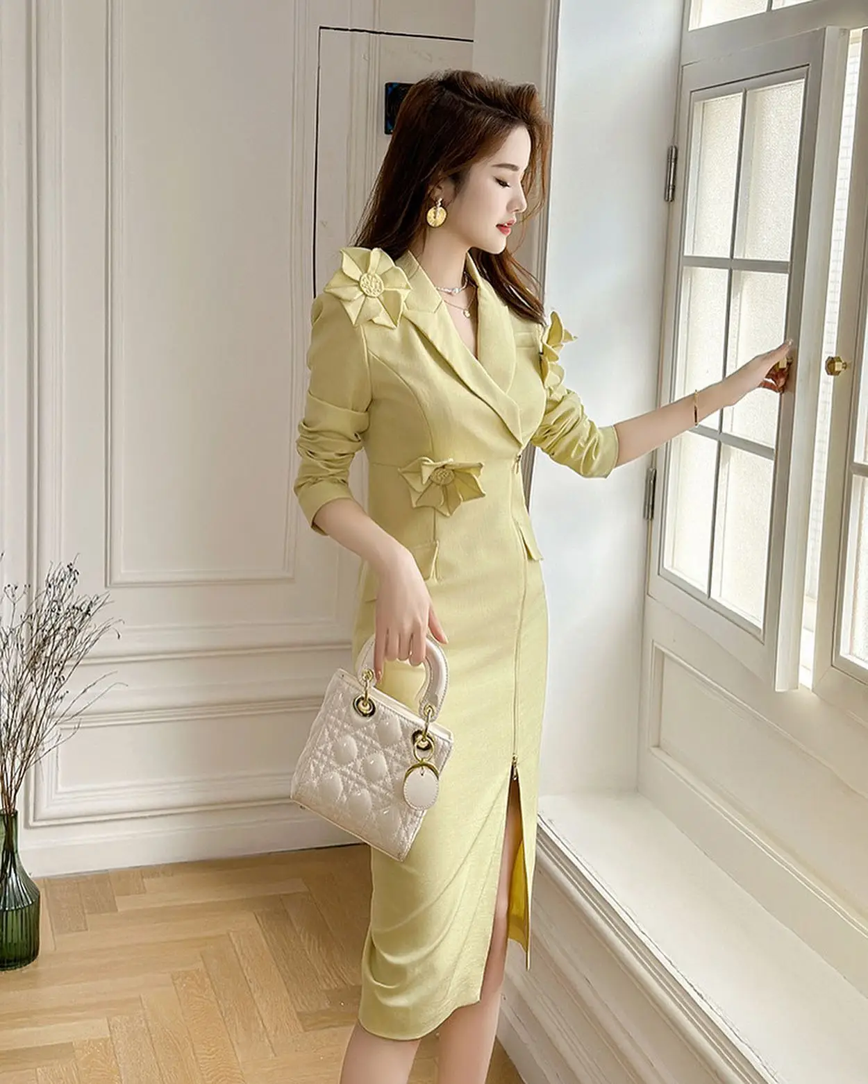 カスタムメイドの気質に合うジャージ素材のストレート3Dフラワーイブニングドレス、高品質ロングスリーブ、Vネック、膝丈、セレブリティガウン