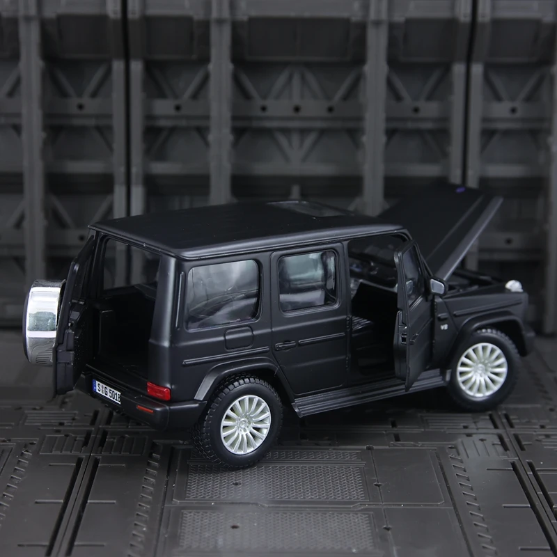 Modellino auto in lega Maisto 1:25 Mercedes Benz G500, le porte possono essere aperte, dettagli ricchi, lavorazione pregiata e buona qualità.