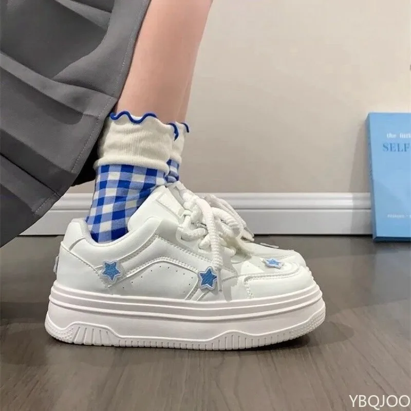 カジュアルで快適な厚底スニーカー春秋の新ファッション多用途レースアップロートップシューズレトロでシンプルな女性の靴