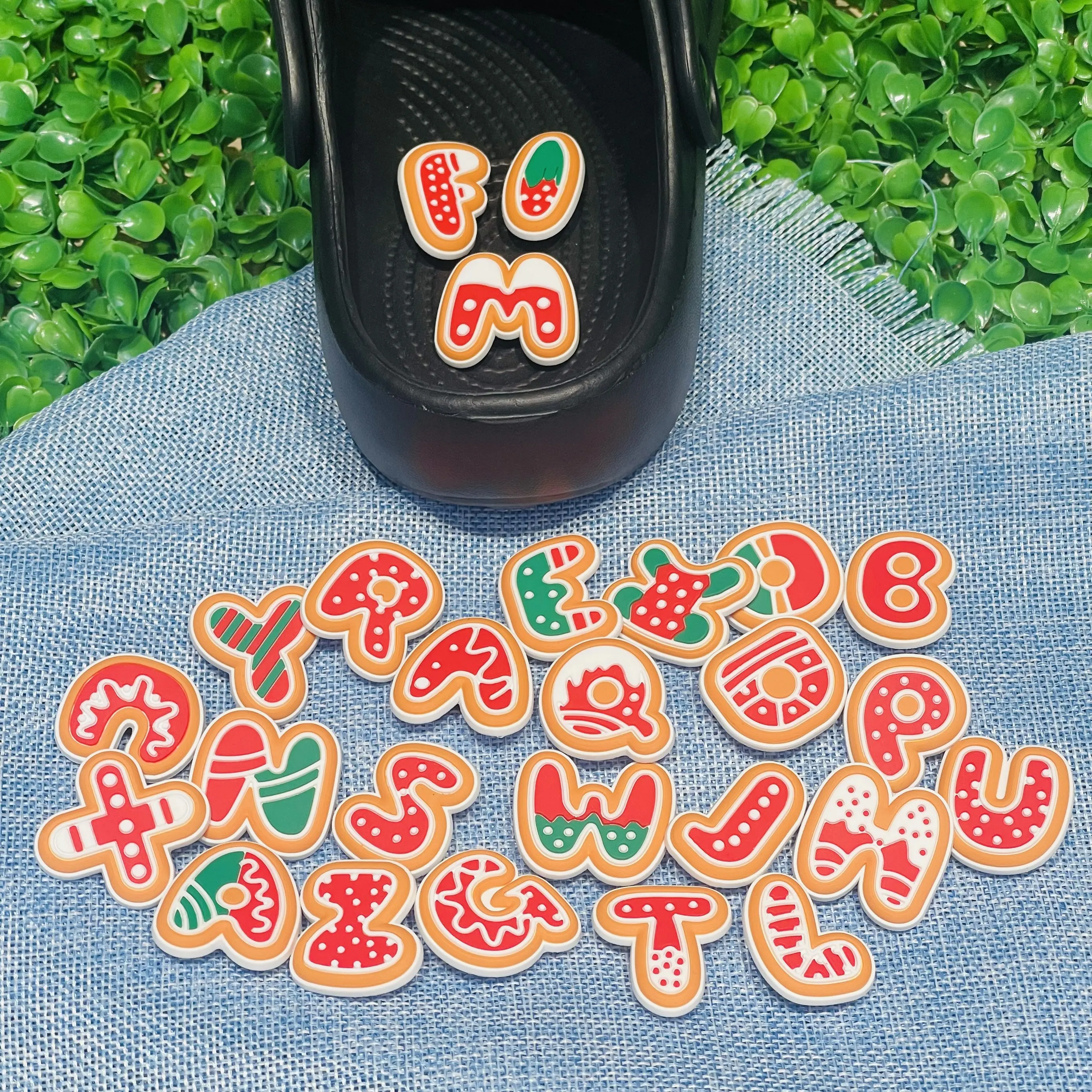 

26-100 шт., красные рождественские английские буквы алфавита, ПВХ, подвески для обуви, сандалии, украшения, подходят для мужчин и женщин, рюкзак «сделай сам», подарки для рождественской вечеринки