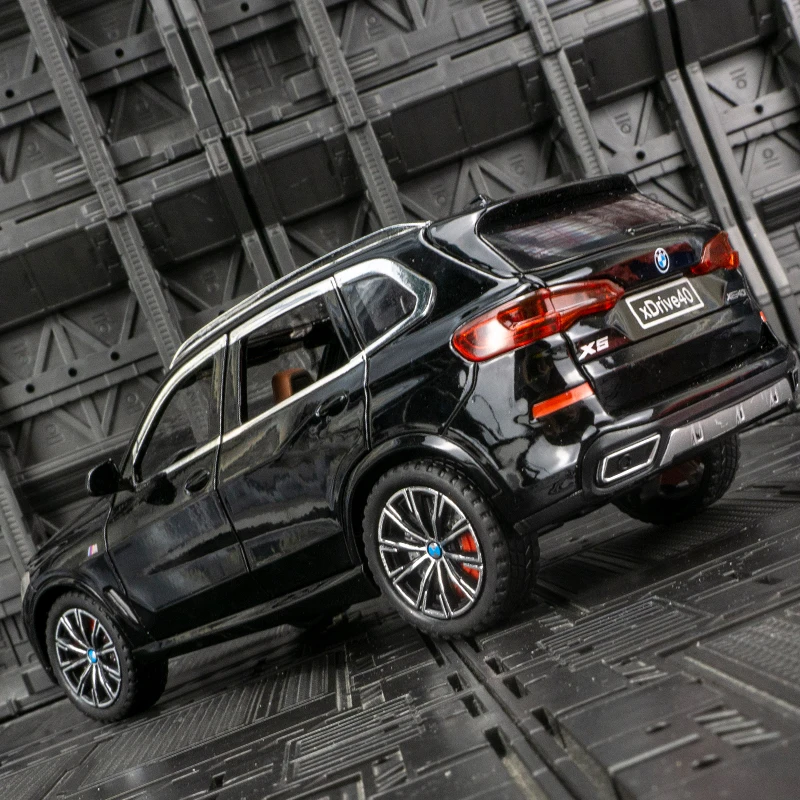 1:24 portas de modelo de carro em liga BMW X5 e capô do motor, o porta-malas pode ser aberto tem funções de som e iluminação simuladas, detalhes ricos