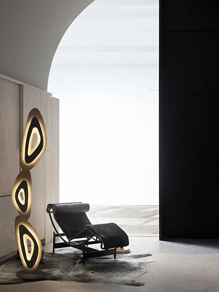 Modernes, einfaches Designer-Modellhaus, Wohnzimmer-Stehlampe, dekoratives Licht und Schattenkunst, kreative Arbeitszimmerboden