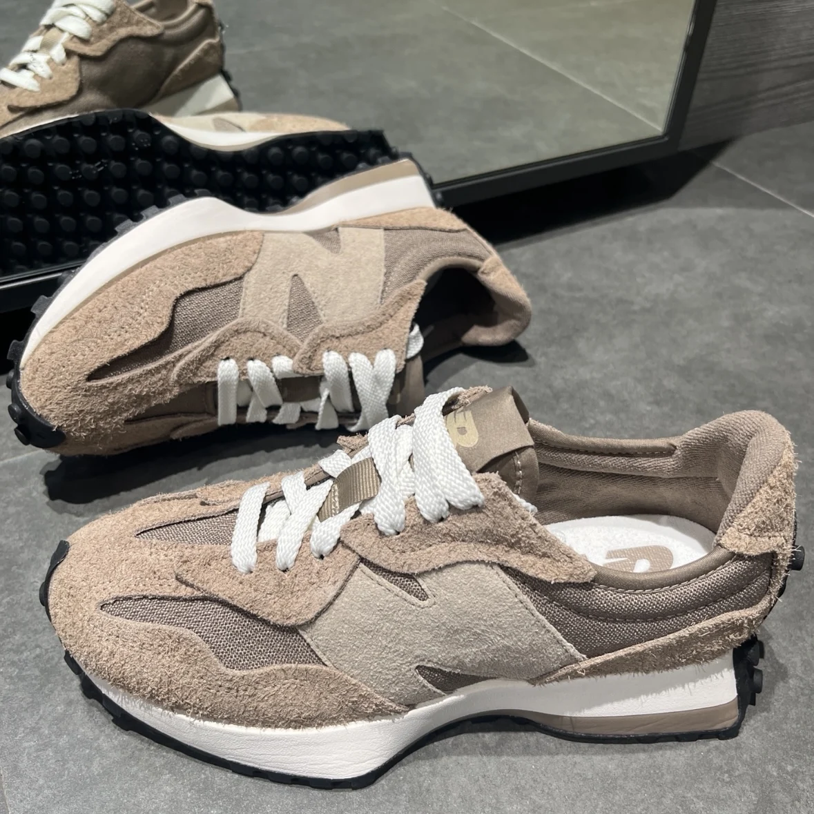 حذاء الجري New Balance NB 327 رياضي، مريح، متعدد الاستخدامات، منخفض القطع للرجال والنساء، باللون البني.