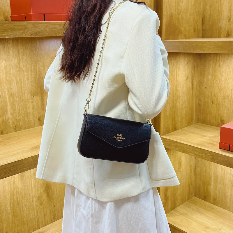 

2025 Stylish Crossbody Shoulder Bag for Women - Chain-Embellished Small Square Shape, Retro Postman Look, Exuding Luxury