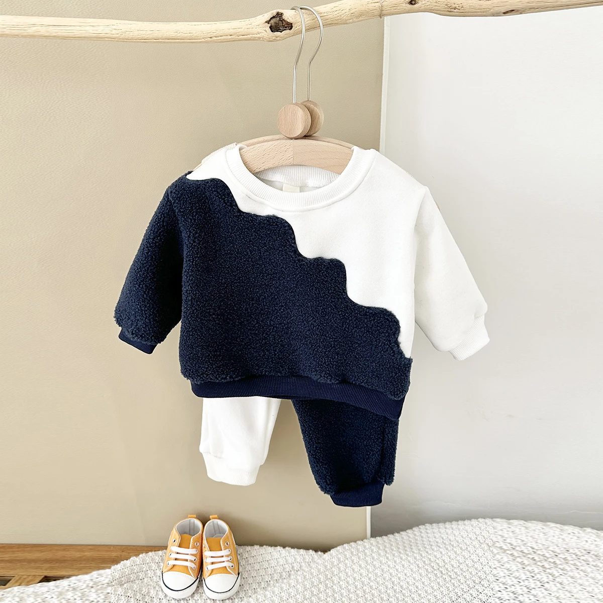 Winter Newborn Baby Boys Suit Lamb Sweatshirt Pants Color Block Fashion New 2pcs Children Clothes Thicken Long Sleeves Baby Sets